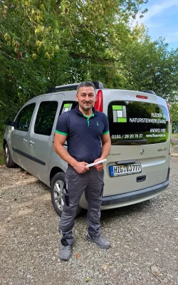 Andrej Vibe vor dem Firmenfahrzeug